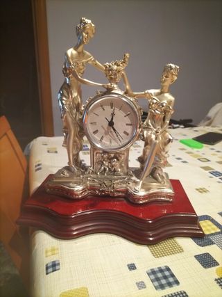 Reloj sobremesa figuras