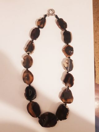 Collar Agatas tonalidad es de marrón translúcido.