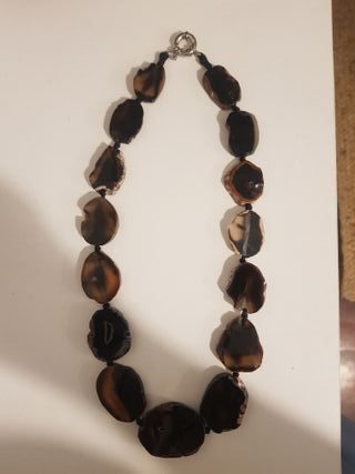 Collar Agatas tonalidad es de marrón translúcido.