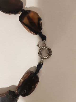 Collar Agatas tonalidad es de marrón translúcido.