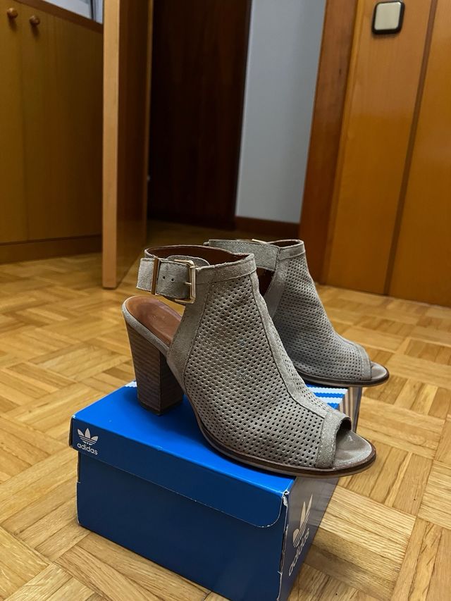 Sandalias tacón taupe Marca Alpe tacón 8 cm