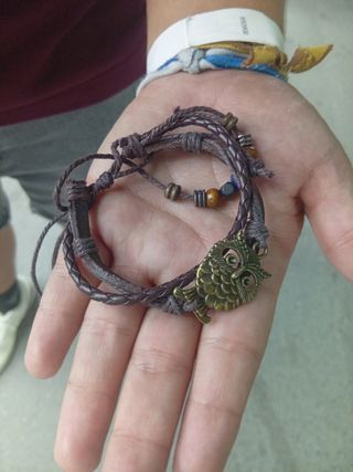 Pulsera marrón trenzada con dije búho
