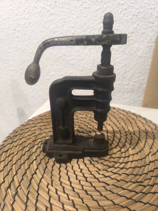 PRENSA DE ARTIGOS DE COURO VELHO