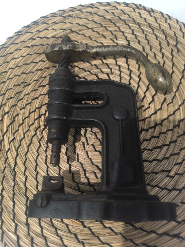 PRENSA DE ARTIGOS DE COURO VELHO