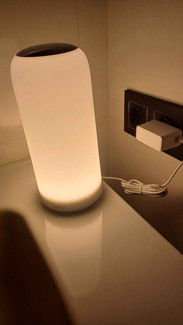 Lámpara táctil AUKEY RGB