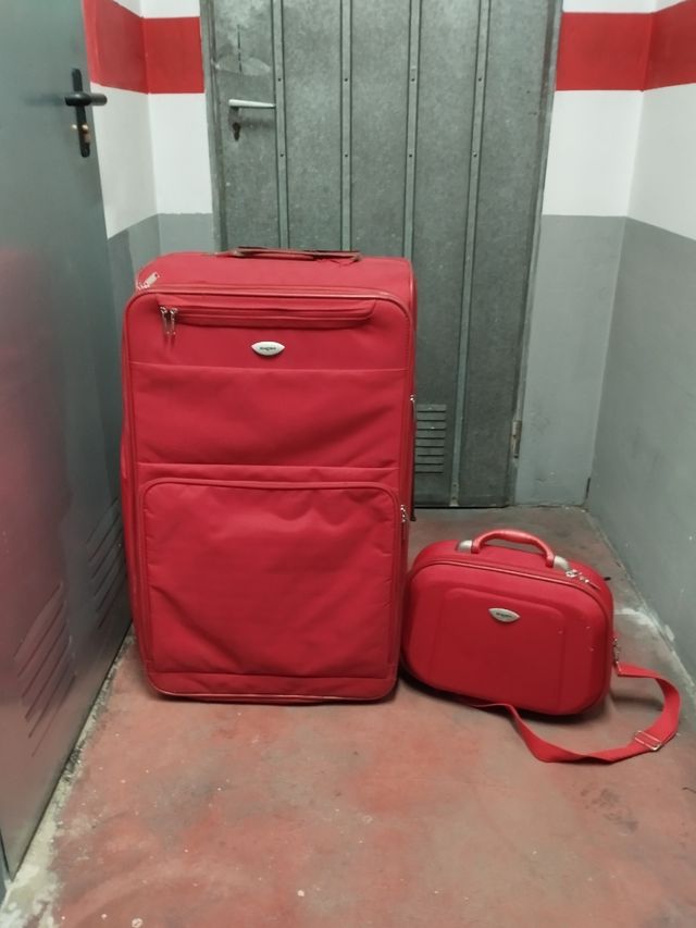 Maleta y neceser rojos