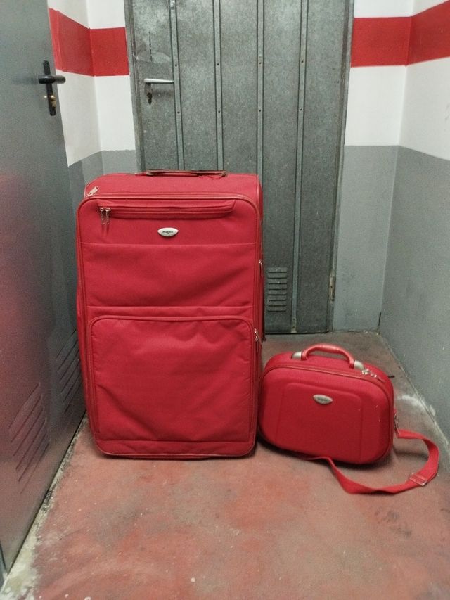 Maleta y neceser rojos