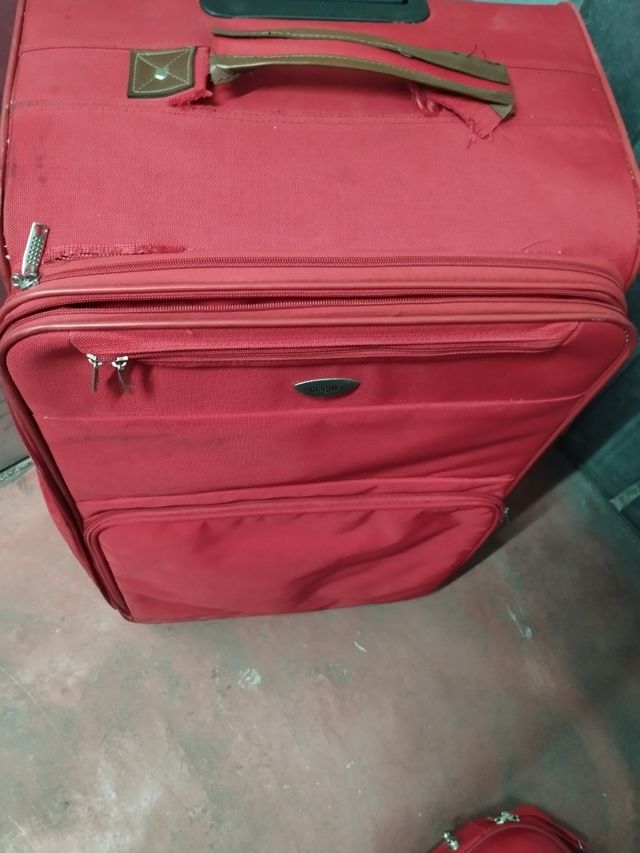 Maleta y neceser rojos