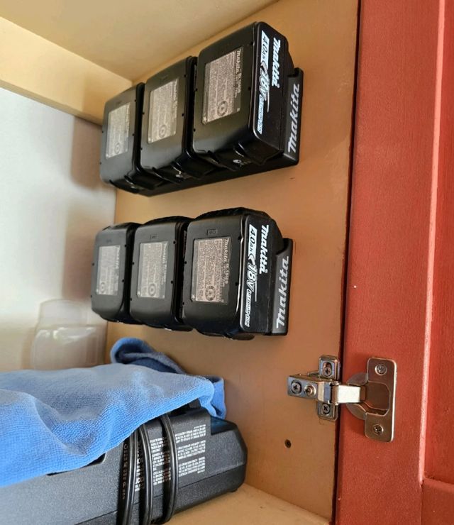 Soporte pared 3 baterías Makita