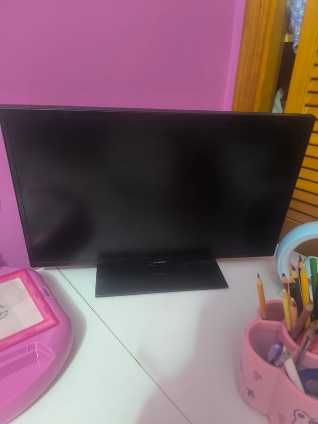TV Hyundai 22" negra