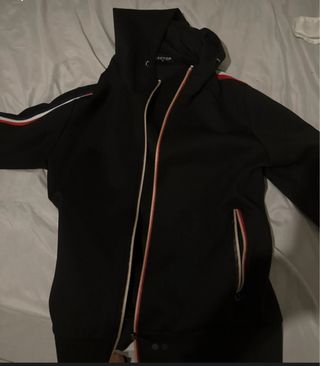 Chaqueta negra c/rayas: Sudadera con capucha