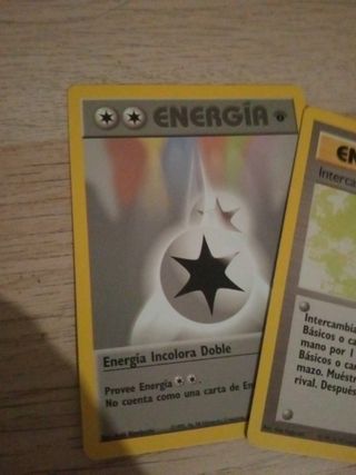 Carta Pokémon: Intercambiador + Energía Incolora