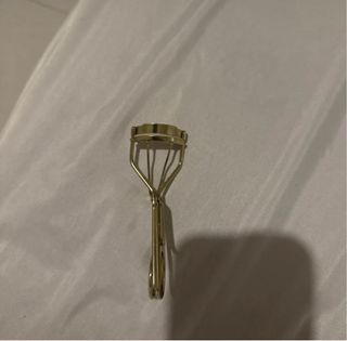 Rizador de pestañas dorado