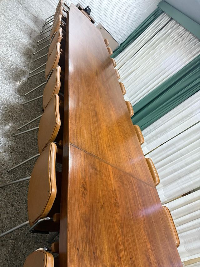 Mesa de reuniones + 24 sillas