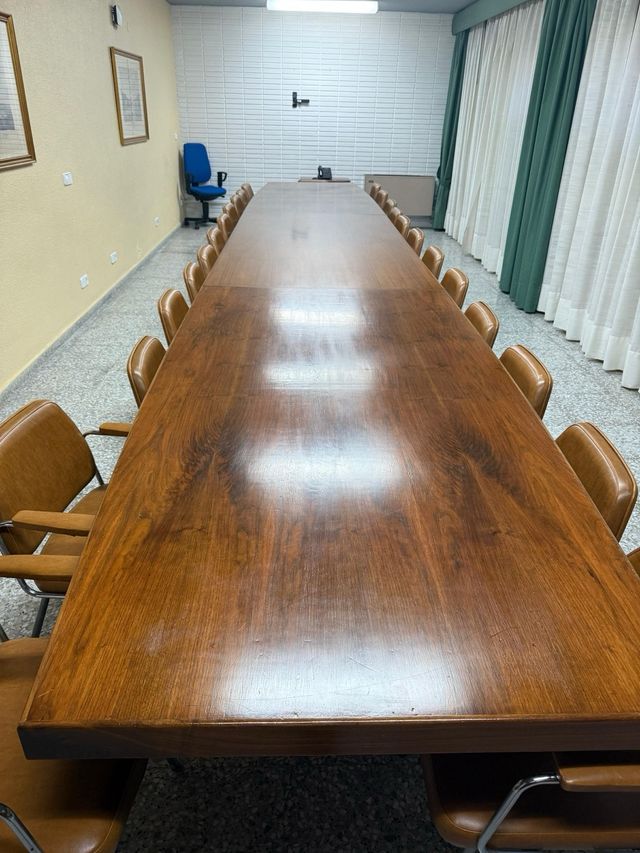 Mesa de reuniones + 24 sillas
