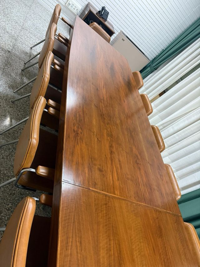 Mesa de reuniones + 24 sillas