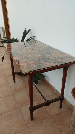 Mesa madera vintage con sobre de tela