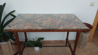 Mesa madera vintage con sobre de tela