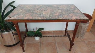 Mesa madera vintage con sobre de tela