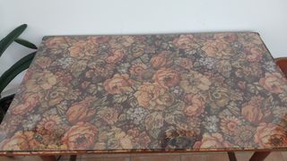 Mesa madera vintage con sobre de tela