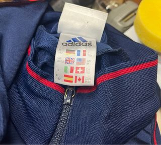 Chaqueta Adidas azul y roja