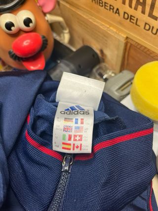 Chaqueta Adidas azul y roja