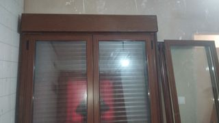 Ventana aluminio color madera Clemalet.        