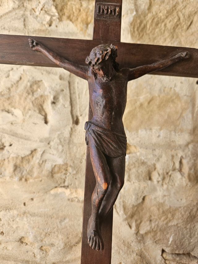 Crucifijo antiguo de madera