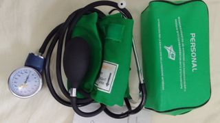Sfigmomanometro aneroide con stetoscopio