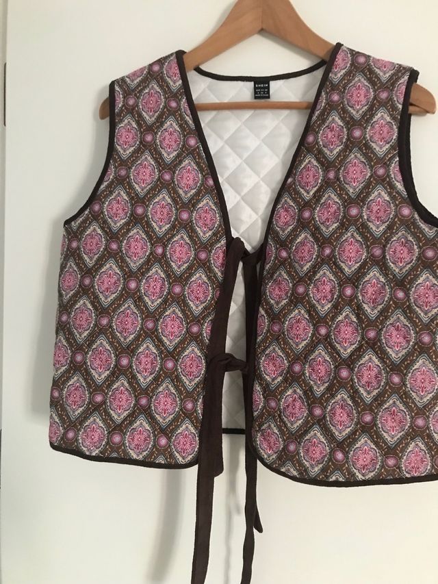 Chaleco acolchado marrón y rosa