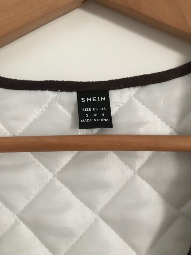 Chaleco acolchado marrón y rosa