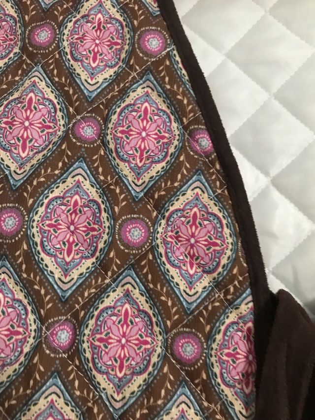 Chaleco acolchado marrón y rosa