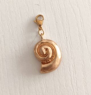 Charm caracola dorado