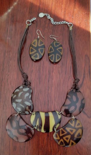 Collar y pendientes étnicos
