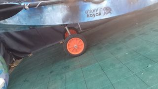 Kayak pesca Atlantic: remo, cañero y ruedas.