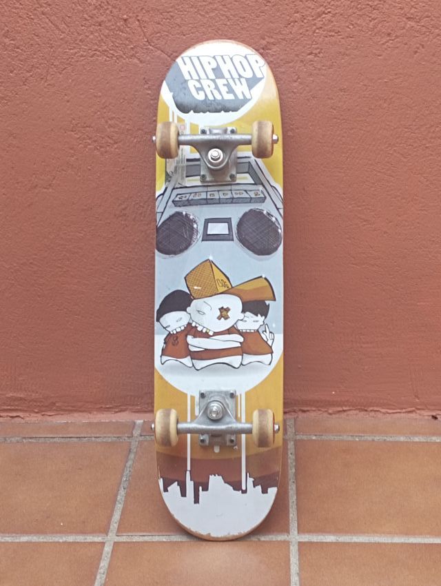 Skate color negro con dibujo 'Hip Hop Crew'