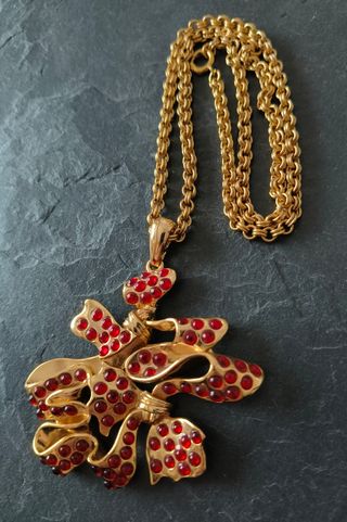 Collar Balmain vintage dorado y rojo