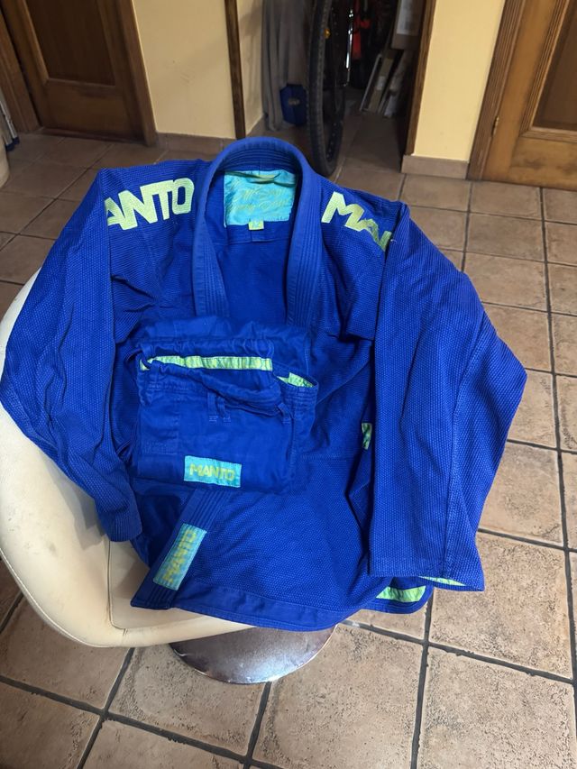 Kimono Jiu Jitsu Manto
muy poco uso