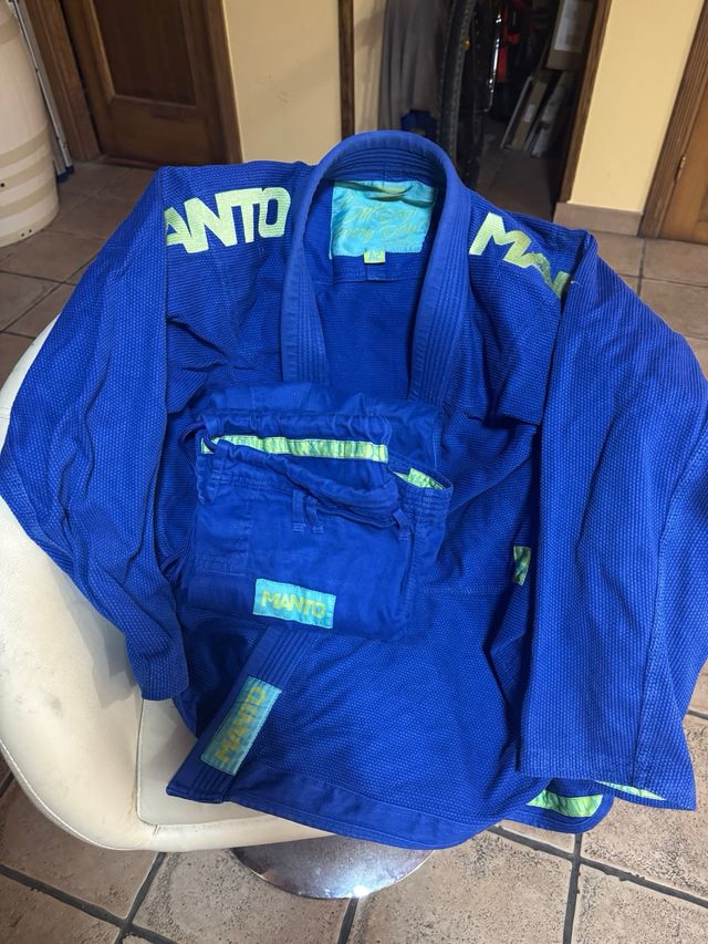 Kimono Jiu Jitsu Manto
muy poco uso