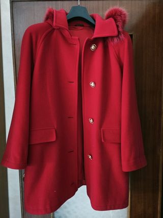Cappotto rosso con cappuccio