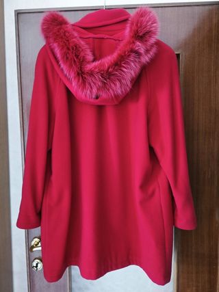 Cappotto rosso con cappuccio