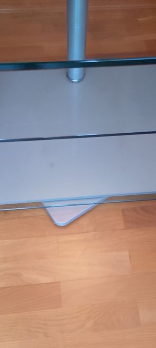 Mesa con ruedas giratoria para televisión.