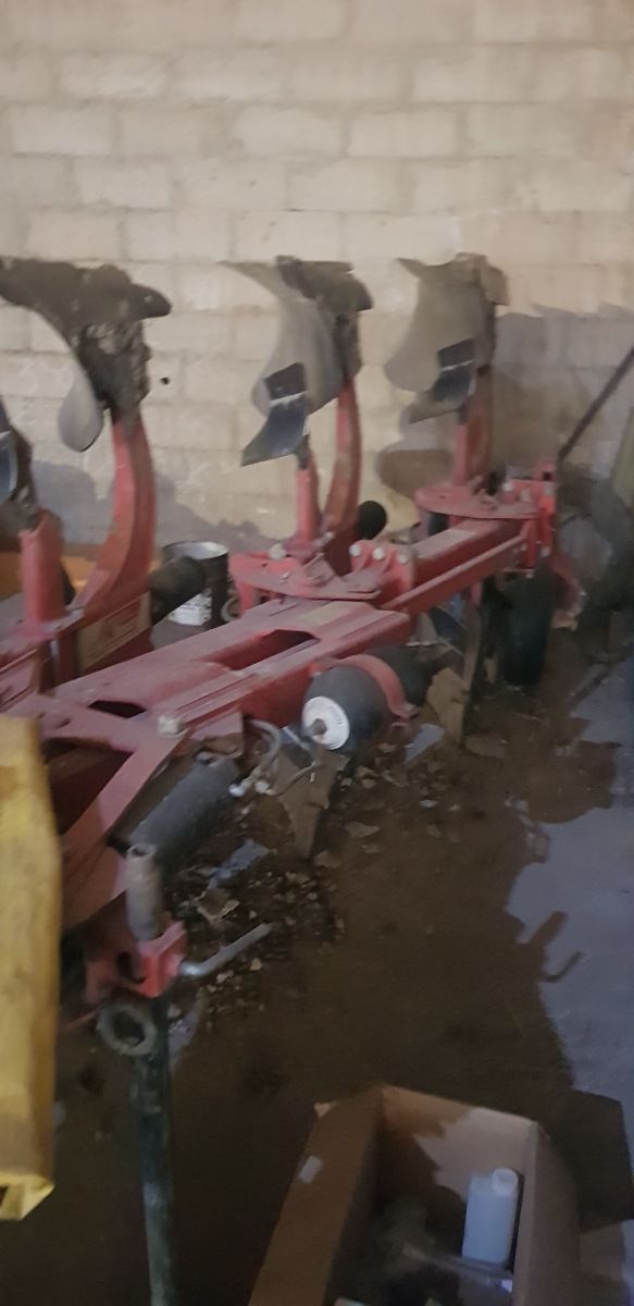 Arado 4 rejas Gregoire Besson