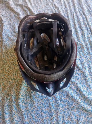 Casco bici rojo y negro
