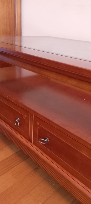 Mesa centro con tapa de cristal y dos cajones.