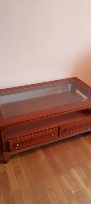 Mesa centro con tapa de cristal y dos cajones.