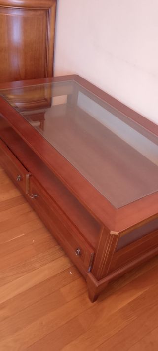 Mesa centro con tapa de cristal y dos cajones.