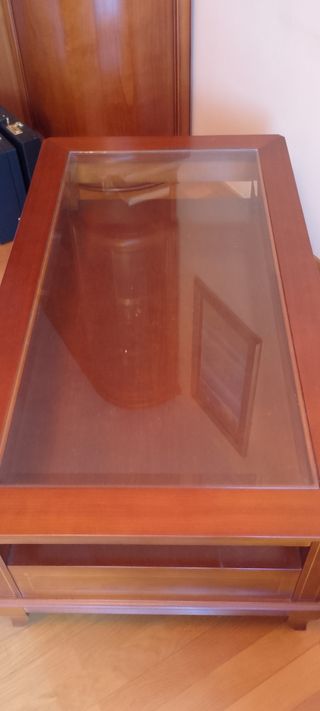 Mesa centro con tapa de cristal y dos cajones.