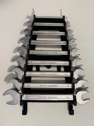 Juego de 9 llaves fijas en soporte placa perforada