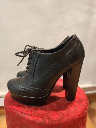 Zapatos negros tacón cordones talla 38